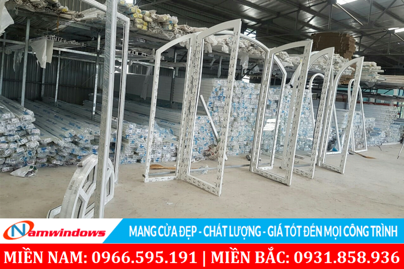 Máy móc sản xuất đầy đủ, và thợ tay nghề cao mới sản xuất được những bộ cửa phức tạp