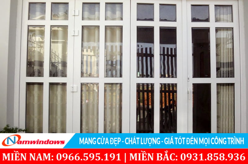 Trang bị bản lề gấp cho cửa mở quay 4 cánh