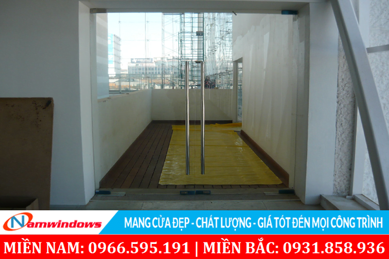 Cửa kính cường lực bản lề sàn