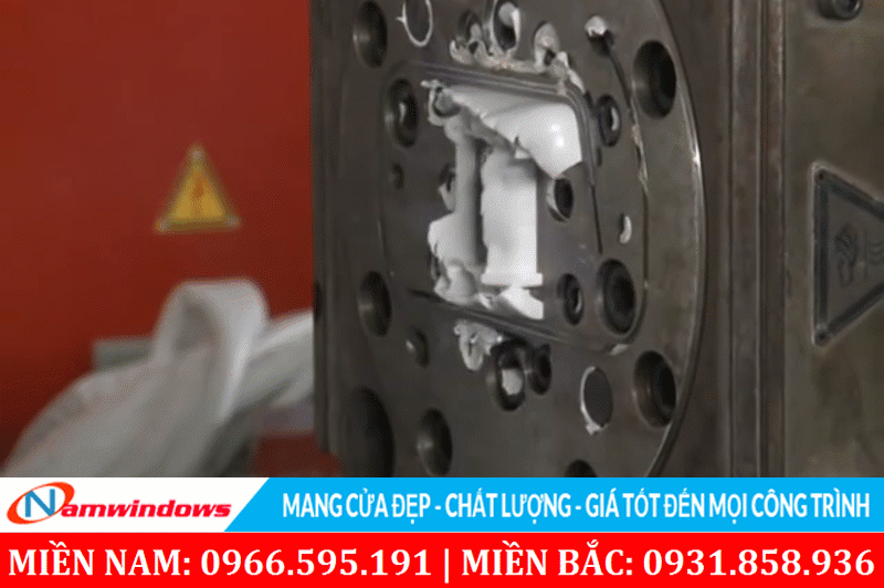 Hỗn hợp sau khi trộn sẽ được qua máy đùn theo khuôn đã được thiết kế