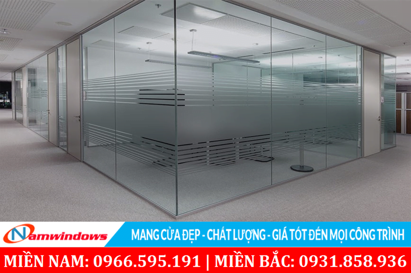 Vách ngăn phòng bằng kính cường lực sử dụng khung nẹp inox