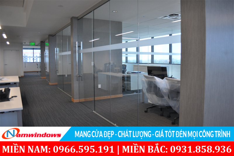 Vách ngan phòng bằng kính cường lực có cửa