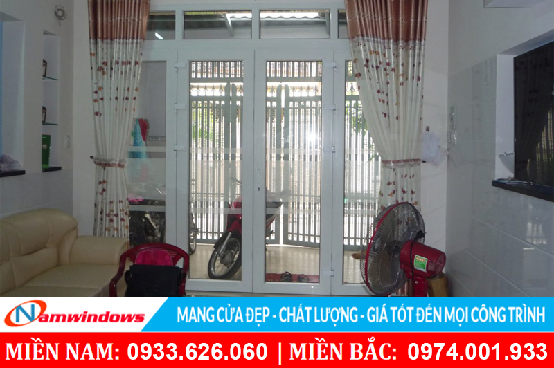 Mẫu cửa 4 cánh kính suốt cho cửa chính đã có cửa ngoài bảo vệ an ninh