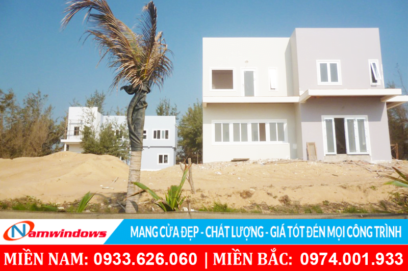 Cửa nhựa lõi thép uPVC có chịu được mưa nắng không?