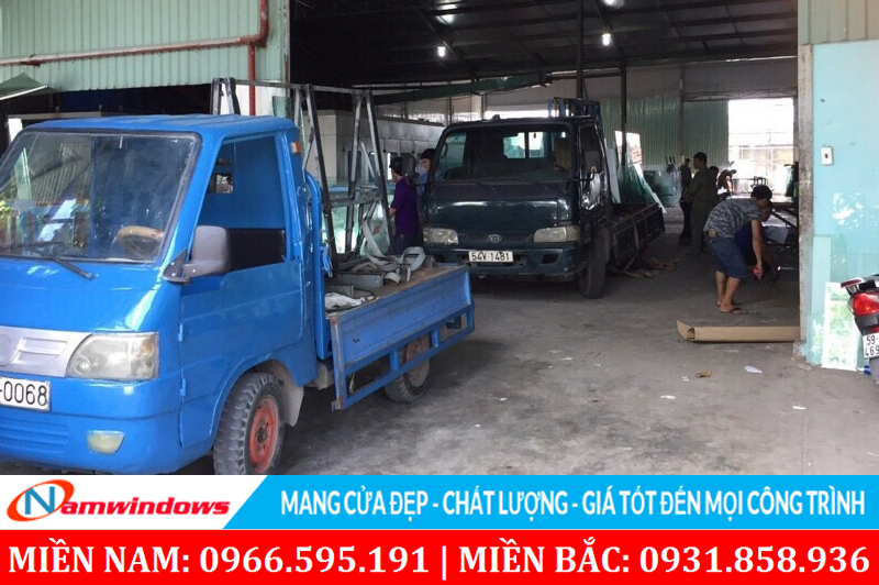 Giao hàng kính cho khách hàng