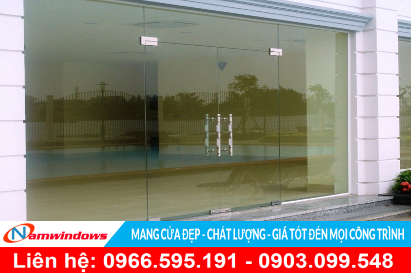 Một mẫu cửa bản lề sàn cho cửa hàng, showroom