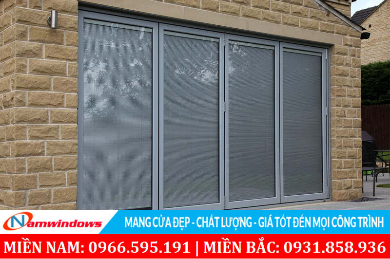 Mẫu cửa chính đẹp bằng nhôm màu xám