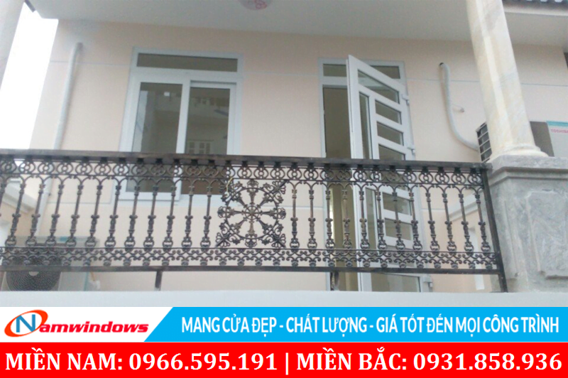 Mẫu 14: Cửa đi 1 cánh và cửa sổ lùa 2 cánh ra ban công
