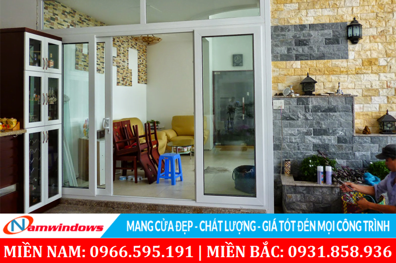 Mẫu 11: Cửa đi lùa 4 cánh ngăn phòng với sân sau