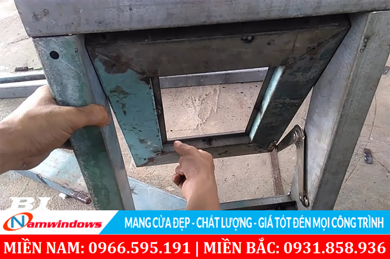 Cửa sổ hất bằng sắt