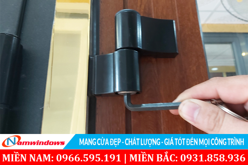 Chỉnh ốc dưới đáy bản lề bằng lục giác để nâng cánh lên