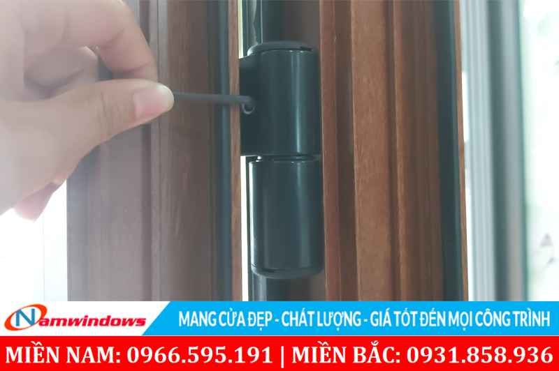 Tháo nắp bản lề để tháo vít giữ cối bên trong