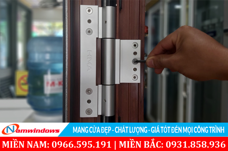 Hoặc tháo vít bản lề trên cánh để có thể đưa cánh lên