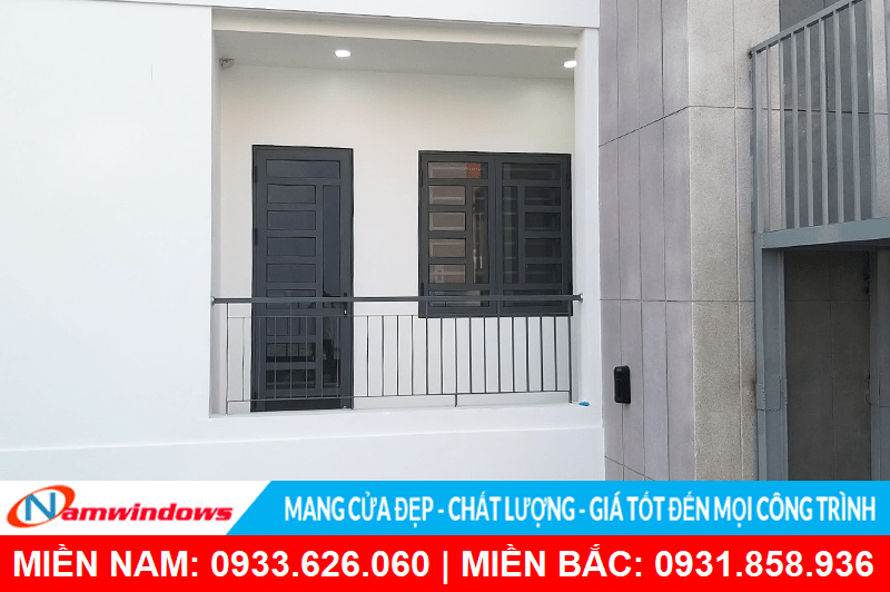 Cửa đi 1 cánh và cửa sổ nhôm kính chia ô nhỏ