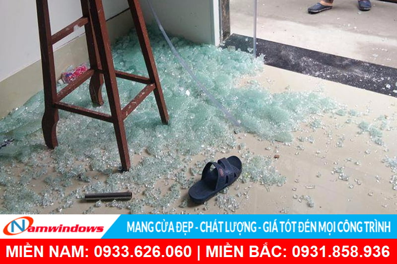Cửa kính cường lực bị vỡ