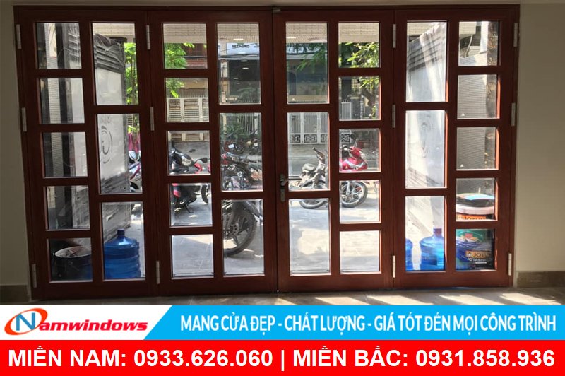 Mẫu cửa nhôm xingfa vân gỗ chia đố to vừa