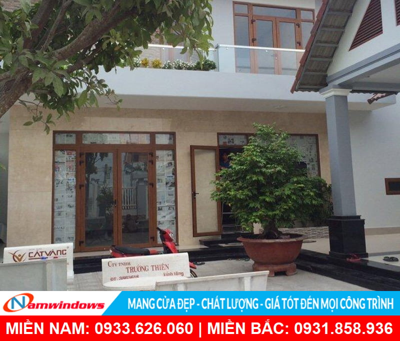 Cửa đi 2 cánh nhôm xingfa kết hợp vách kính mở rộng không gian