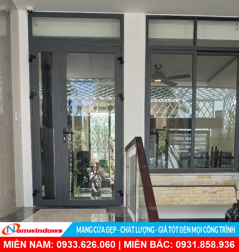 Cửa đi 2 cánh lệch nhôm xingfa cho mặt tiền