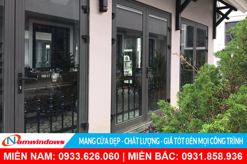 Cửa đi 2 cánh mở quay nhôm xingfa đẹp