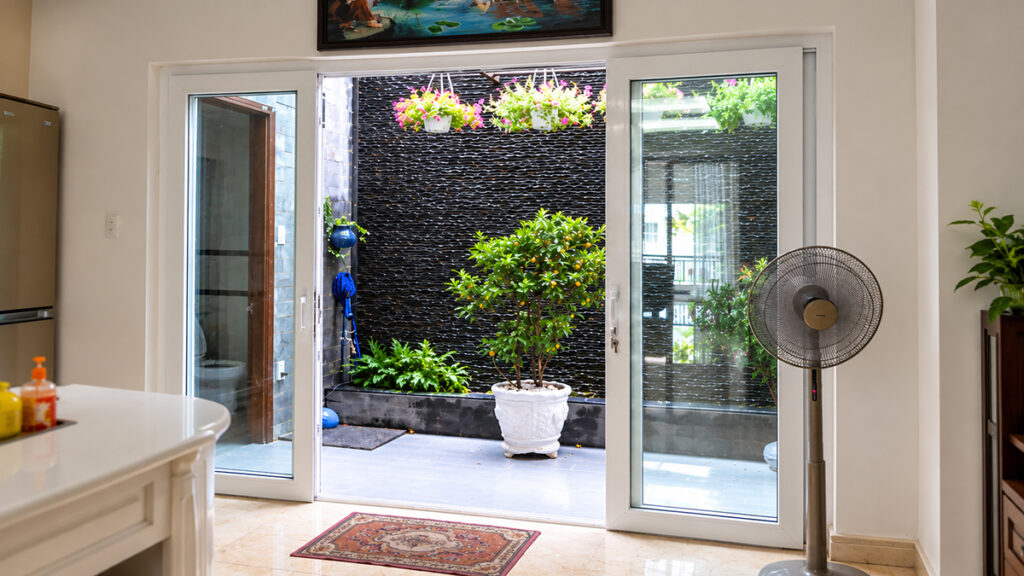 Cửa đi lùa 4 cánh nhựa lõi thép