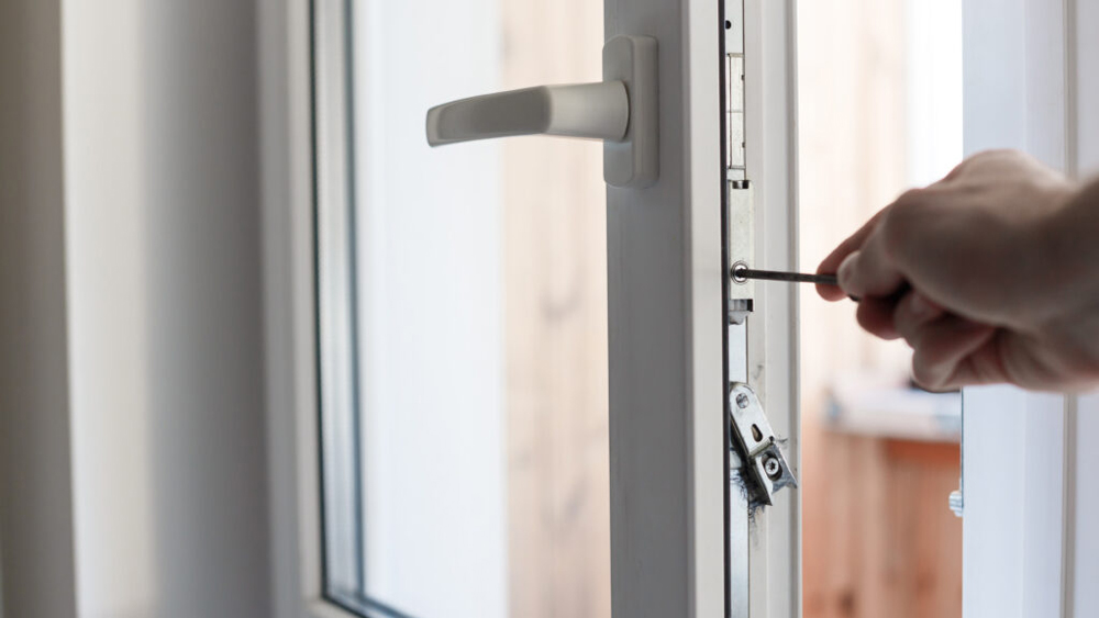 Sửa chữa cửa nhựa lõi thép bị hư hỏng