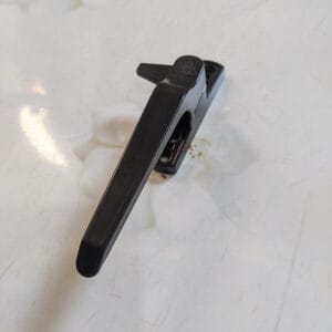 Tay cài cửa sổ hất GQ ASSA ABLOY màu đen