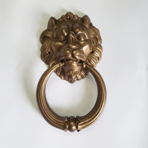 Tay nắm cửa đầu sử tử đồng thau màu rêu