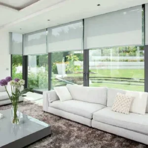 Rèm cửa sổ cuốn hiện đại giúp cản ánh sáng dành cho phòng ngủ