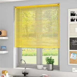 Không gian thêm phần sáng tạo với chiếc màn lá nhôm ngang màu vàng tươi sáng